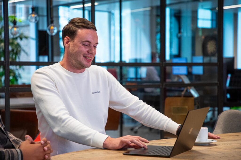collega op kantoor achter de laptop