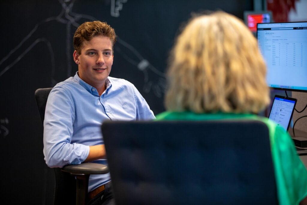 collega's op kantoor aan het overleggen