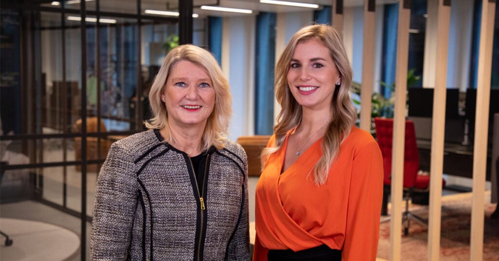 Portret foto van twee collega's in kantoor