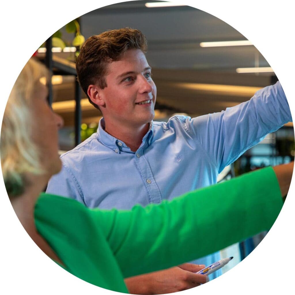 Collega's op kantoor foto rond