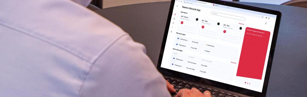 Iemand achter een laptop op Teams lifecycle app