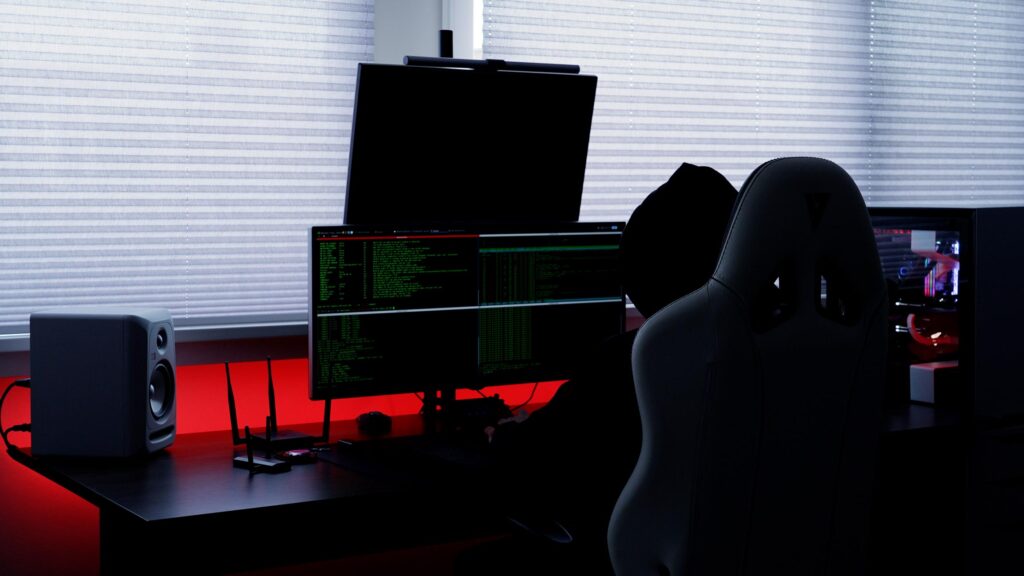 hacker achter beeldscherm