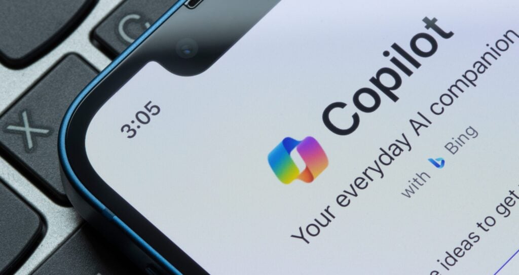 Een foto van een telefoon met copilot open