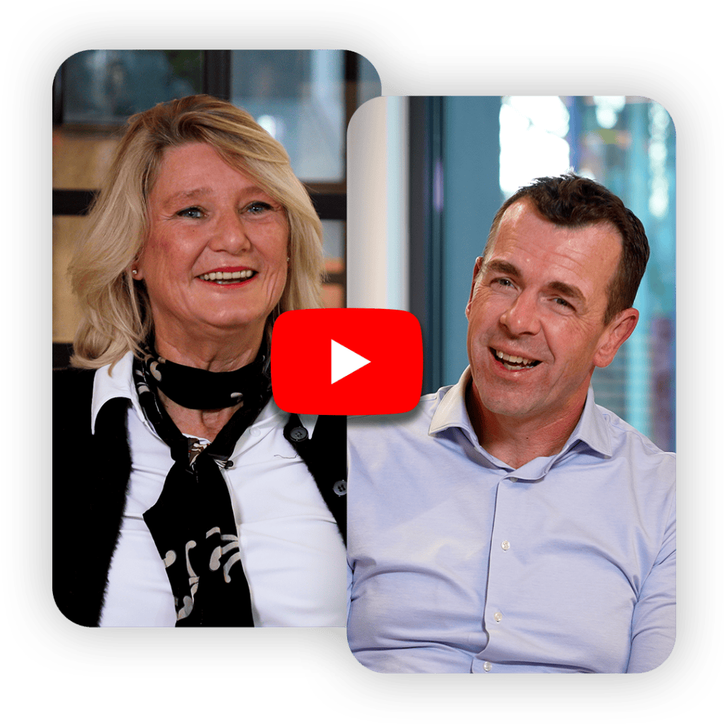 twee vlakken met man en vrouw met transparante achtergrond. In het midden het youtube logo