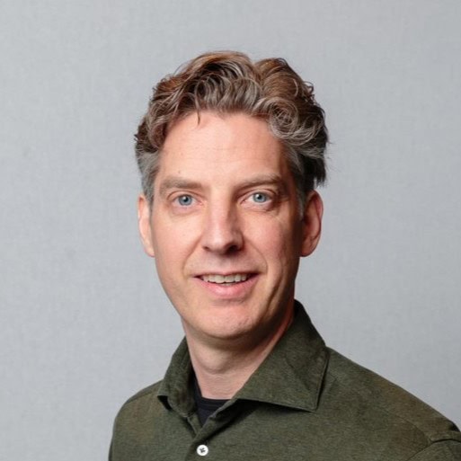 Portret foto man met grijze achtergrond