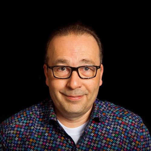 Portret foto van man met bril. Zwarte achtergrond.