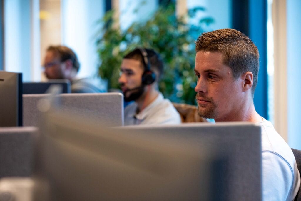 Collega's zijn aan het werk in kantoor.