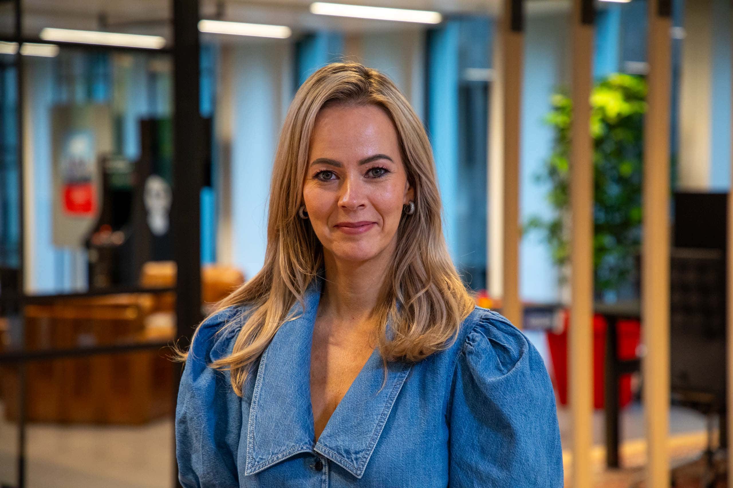 Portret foto vrouw op kantoor.