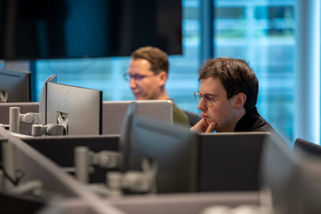 Twee collega's op kantoor aan het werk.