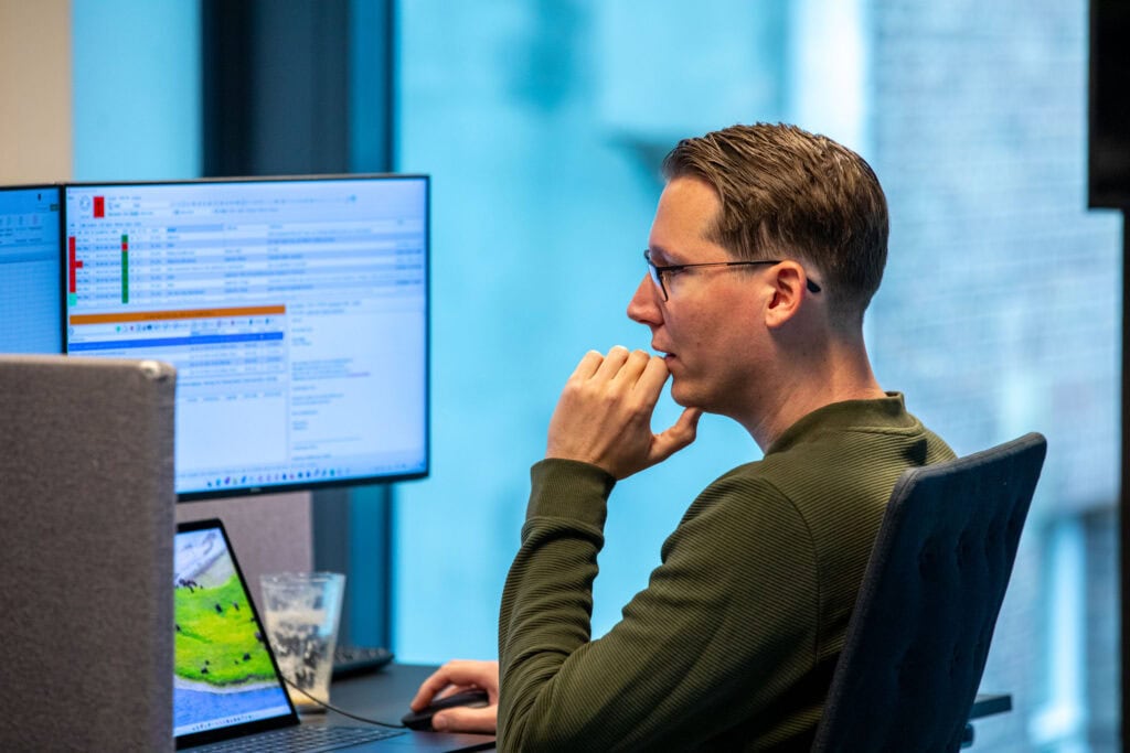 Foto van man aan het werk op het kantoor achter het bureau.