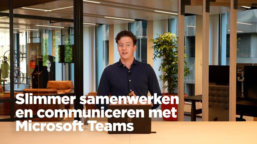 Afbeelding van collega op kantoor met de tekst Slimmer samenwerken en communiceren met Microsoft Teams.